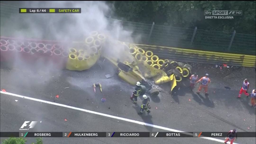 Sesto giro del GP del Belgio: Kevin Magnussen sbatte violentemente sulle barriere in uscita all&#39;Eau Rouge. Per fortuna l&#39;impatto  laterale e il pilota ne esce zoppicante ma illeso. Gara sospesa fino alle 14.41 per mettere a posto le barriere 